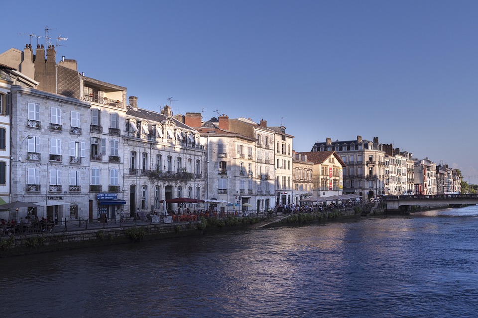 Voyager à Bayonne : Tout ce que vous devez savoir